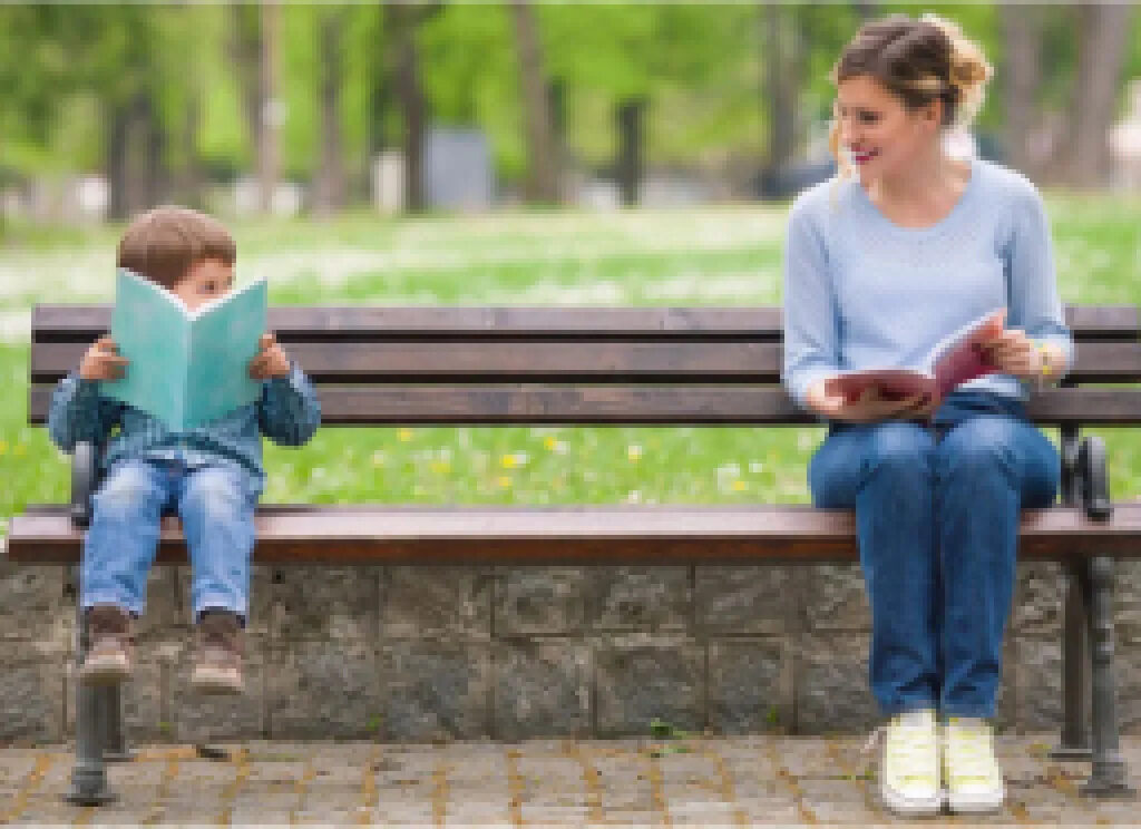 Lecture partagée entre un enfant et un adulte