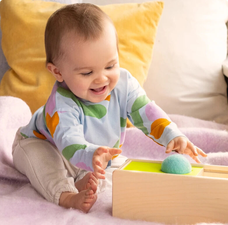 Bébé découvrant les jouets d’un kit Lovevery