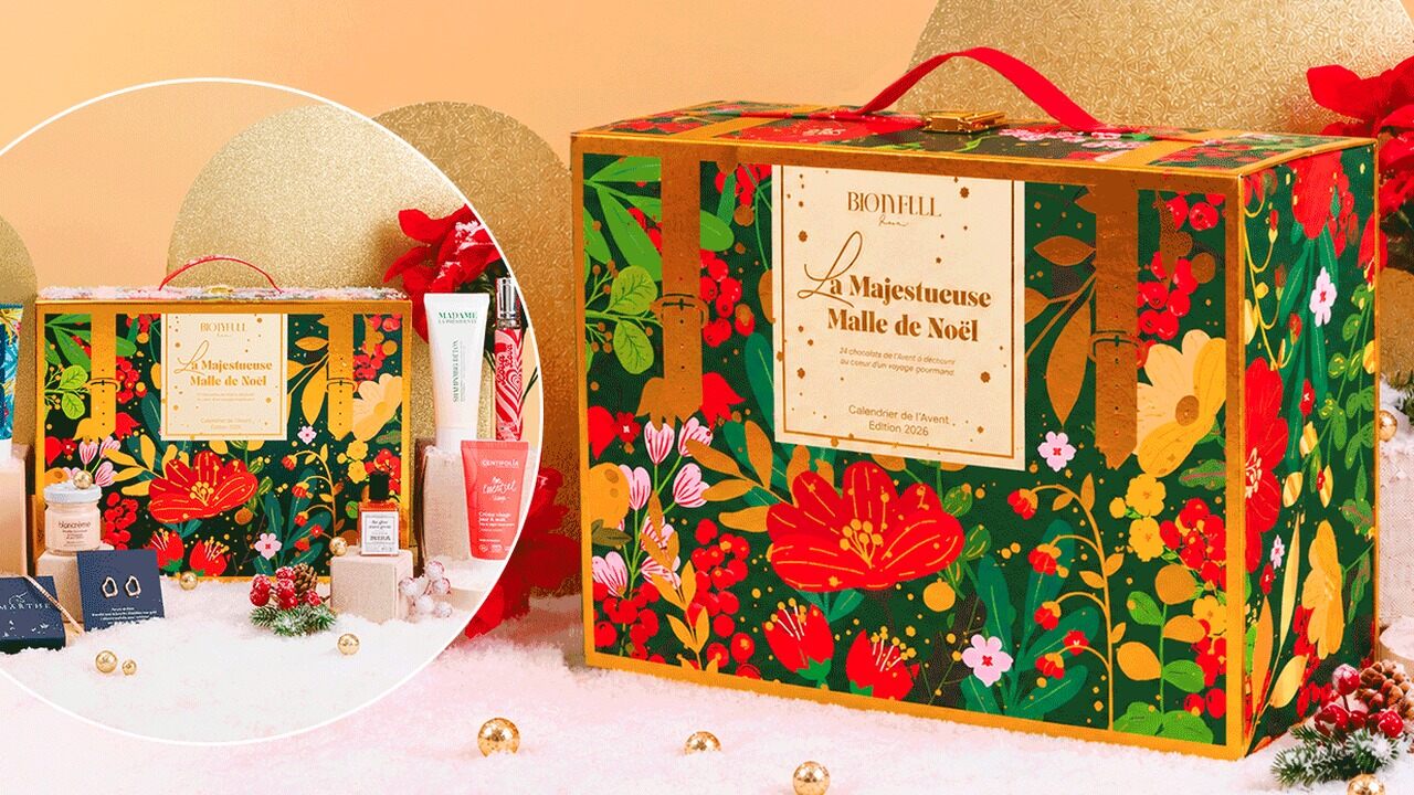 Le calendrier de l’Avent Biotyfull Box en forme de malle fleurie posé sur un décor enneigé