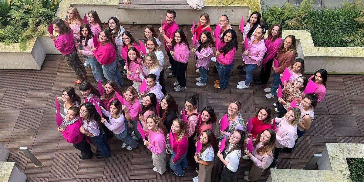 L’équipe Blissim habillée en rose, réunie sur une terrasse
