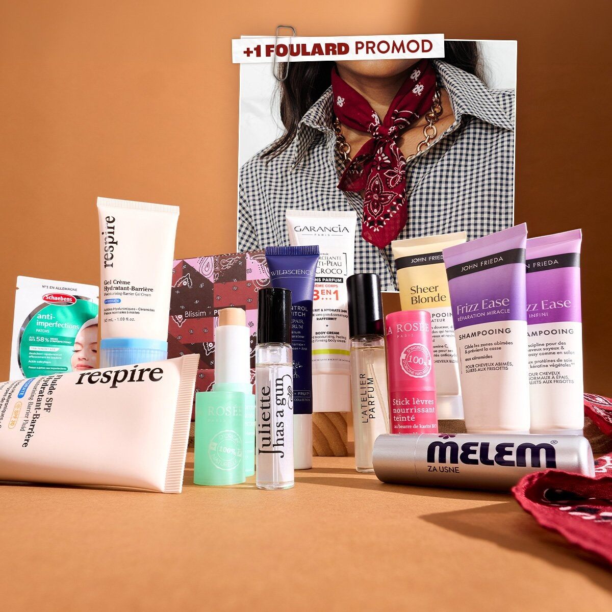 La box Blissim d’octobre 2026 avec ses produits de soin et le foulard Promod rouge