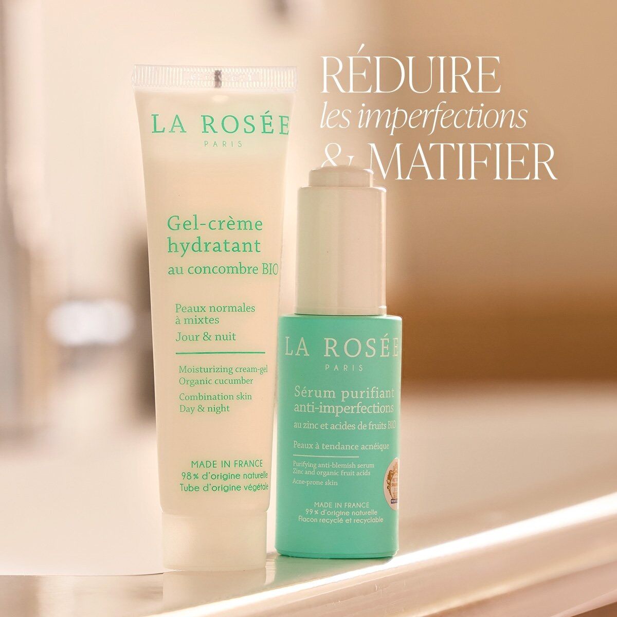 Le sérum purifiant et le gel-crème hydratant La Rosée posés sur une étagère de salle de bains