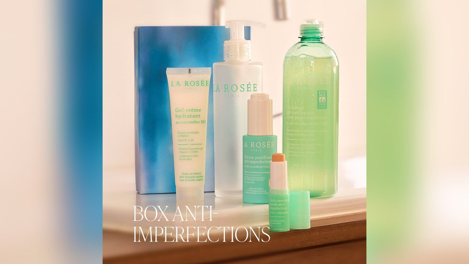 Les cinq produits de la box anti-imperfections La Rosée de Blissim posés sur le rebord d’un lavabo