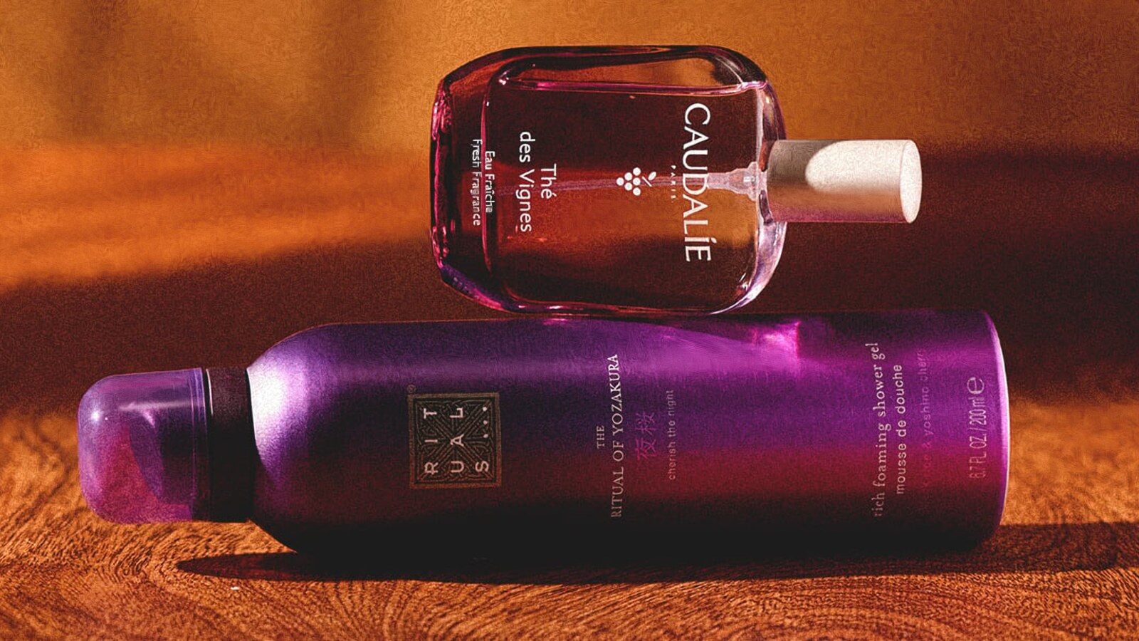 L’eau fraîche Caudalie Thé des Vignes posée sur la mousse de douche Rituals Yozakura, deux produits de la Splendist Automne