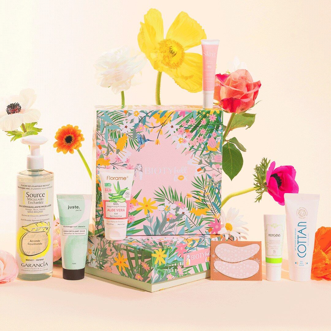 La Biotyfull Box fleurie entourée de soins Garancia, Florame, Huygens et Cottan et de fleurs colorées