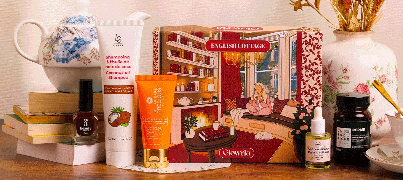 La box Glowria English Cottage d’octobre 2026 avec un shampoing coco, un booster vitamine C, un vernis chocolat, une huile cuticules et des compléments cheveux