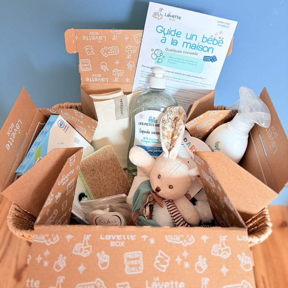 Box Un bébé à la maison de Lavette Box ouverte, avec le guide de conseils, les produits d'entretien et le doudou