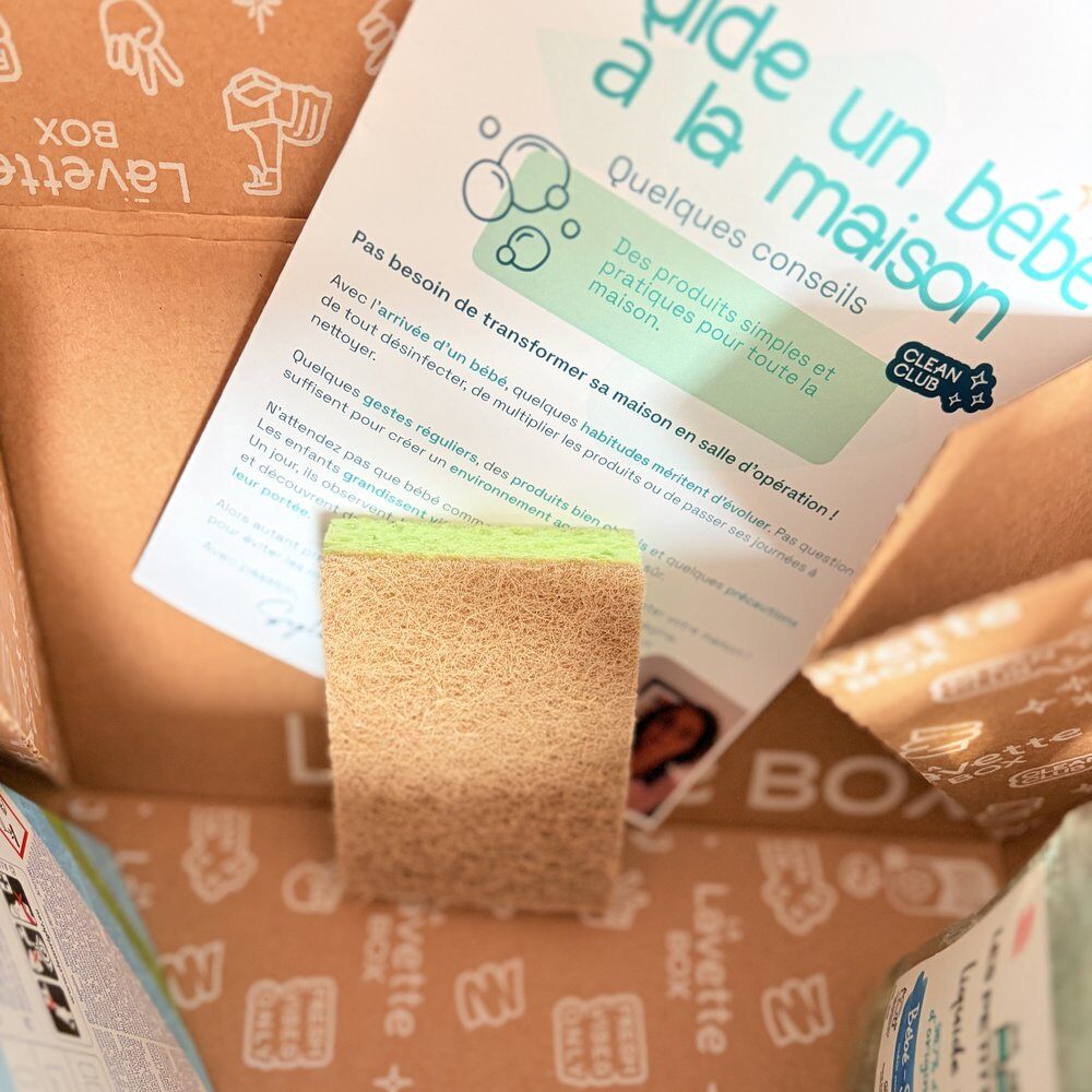 Éco-éponge Sonett en cellulose et sisal devant le guide de la box bébé Lavette Box