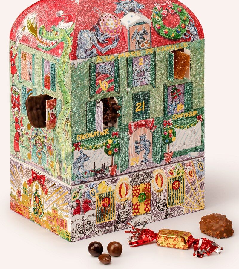 Le calendrier L’Avant-Avent À la Mère de Famille illustré par Emil Ferris, avec des chocolats et une papillote posés devant
