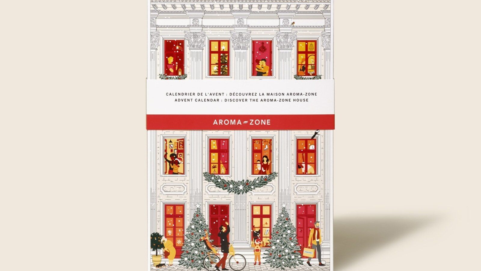 Le calendrier de l’Avent Aroma-Zone 2026 en forme de façade de maison illustrée, fenêtres rouges éclairées et sapins de Noël