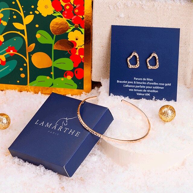 Le coffret de bijoux Lamarthe, jonc et boucles d’oreilles Rose Gold, posé sur de la neige artificielle