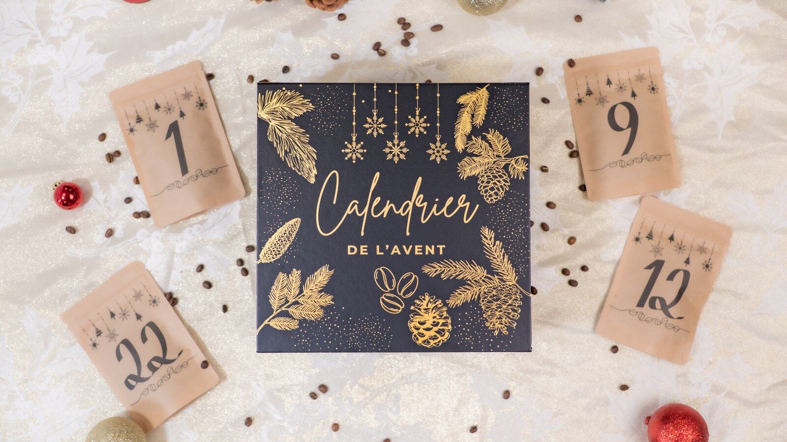 Le calendrier de l’Avent café Arlo’s Coffee 2026, coffret noir et doré entouré de sachets numérotés et de grains de café