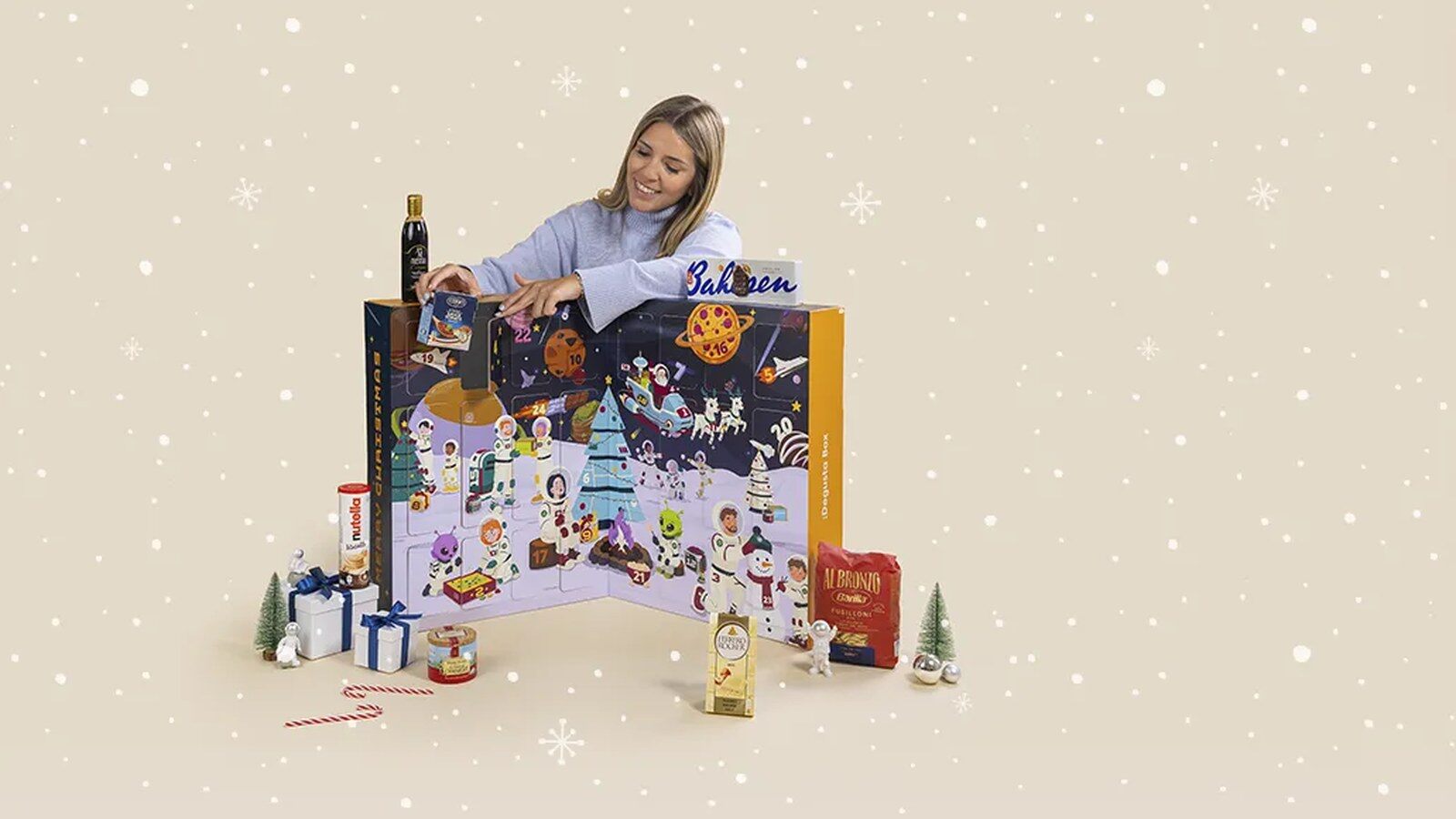 Le calendrier de l’Avent Degusta Box 2026 au décor cosmique, entouré de produits gourmands