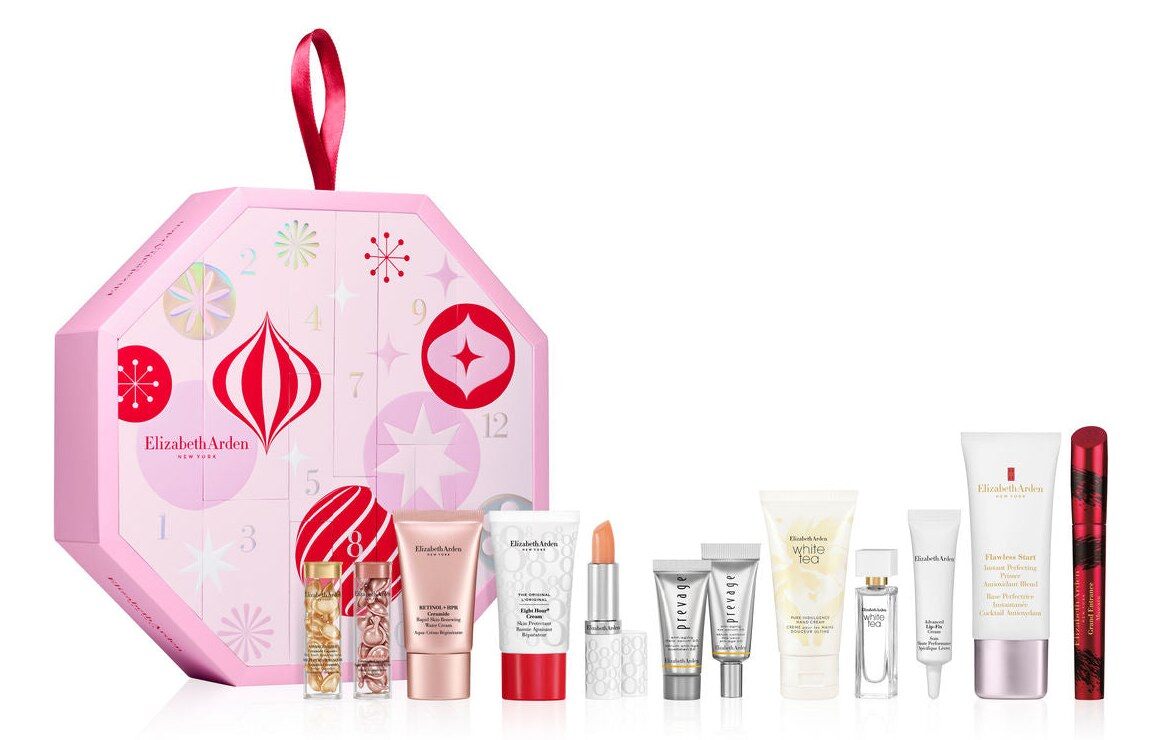 Le calendrier Elizabeth Arden Les 12 Jours Beauté, coffret octogonal rose, et ses 12 produits alignés