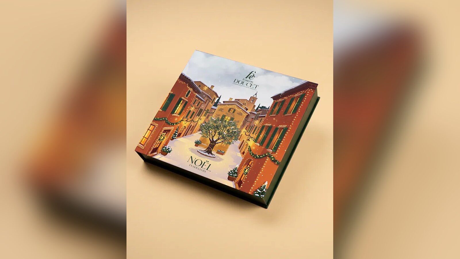 Le calendrier de l’Avent François Doucet 2026 « Noël en Douceurs », un coffret vert orné d’un village provençal illuminé autour d’un olivier