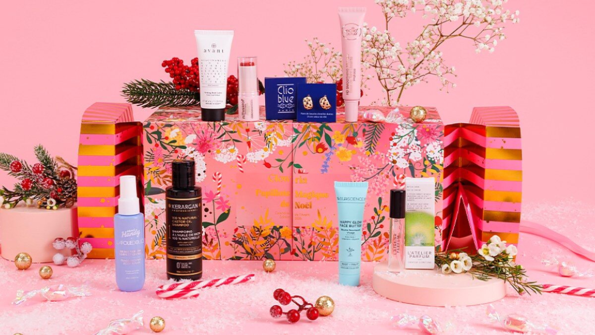Le calendrier de l’Avent Glowria 2026 entouré de quelques produits dévoilés : brume Merci Handy, shampoing Kerargan, boucles d’oreilles Clio Blue, baume Wild Science Lab et parfum L’Atelier Parfum