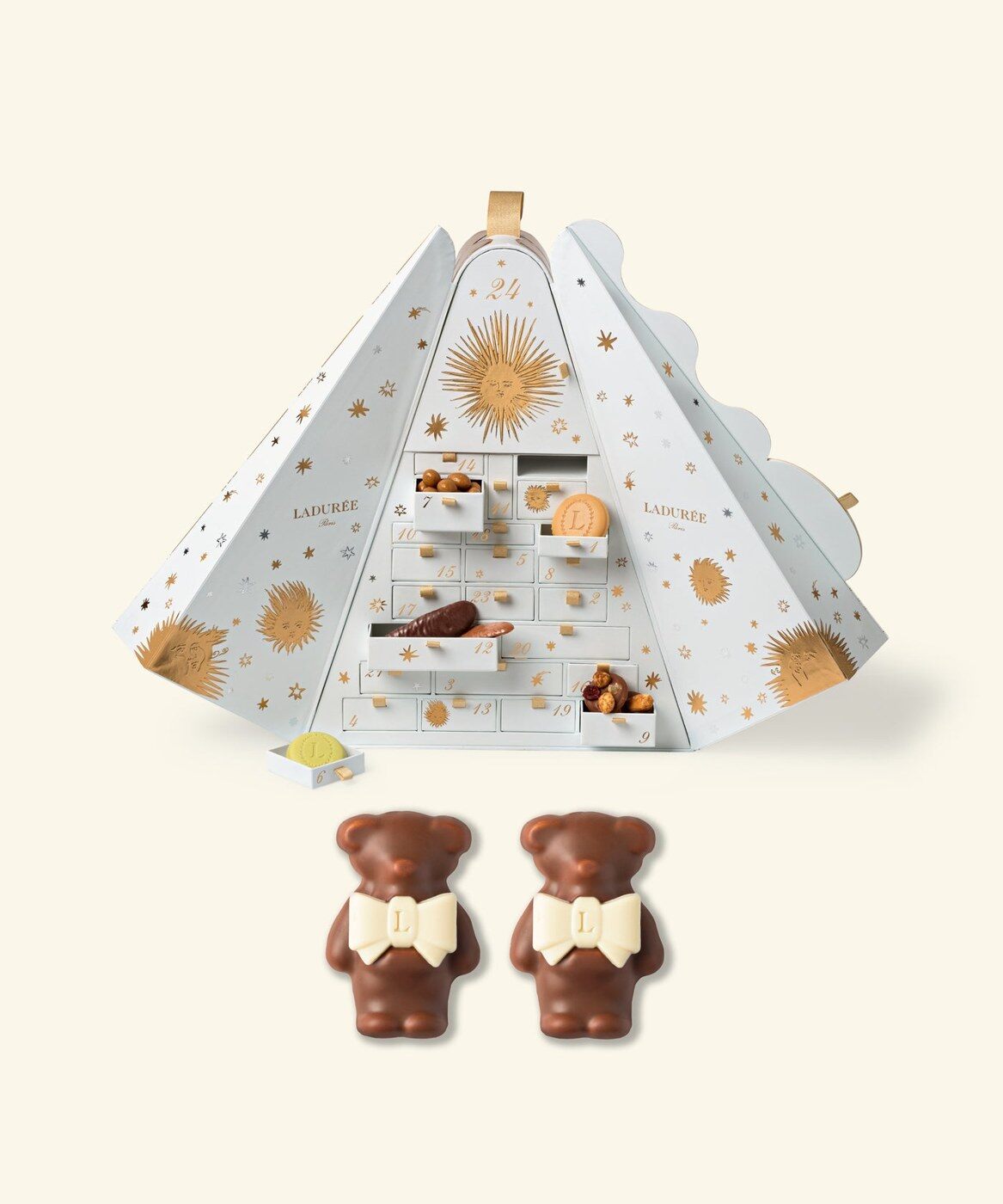 Le calendrier de l’Avent Ladurée 2026 Soleil d’Or en pyramide, ouvert avec des oursons