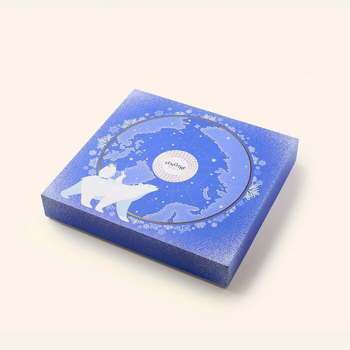 Le coffret fermé du calendrier de l’Avent Lenôtre 2026, bleu nuit avec un ours blanc et une carte du ciel