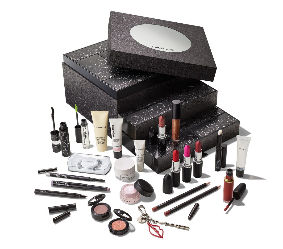 Le calendrier de l’Avent MAC 2026 ouvert, entouré de ses 24 produits de maquillage et de soin