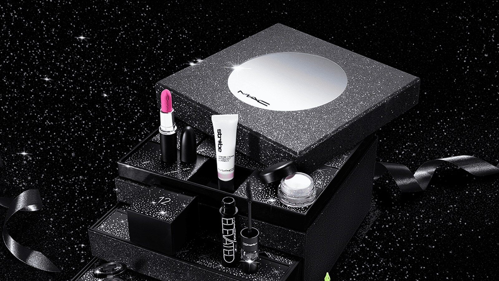 Le calendrier de l’Avent MAC 2026 noir pailleté ouvert avec rouge à lèvres, mascara et fards