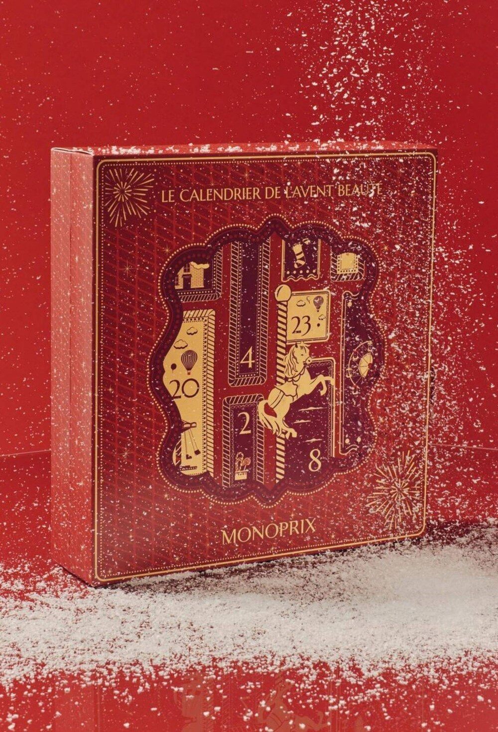 Le coffret rouge et or du calendrier de l’Avent Pépites Beauté Monoprix décoré d’un carrousel
