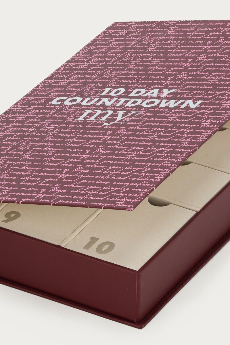 Le calendrier de l’Avent Luxe My Jewellery 2026, un coffret rose et bordeaux marqué « 10 day countdown »