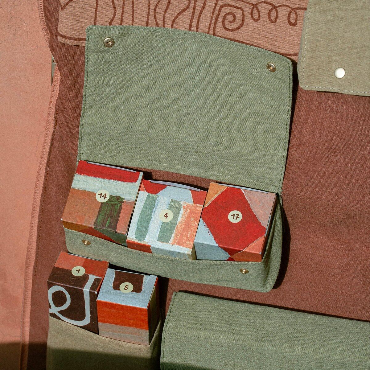 L’intérieur vert du calendrier Oh My Cream x LRNCE 2026, avec des paquets cadeaux aux motifs colorés