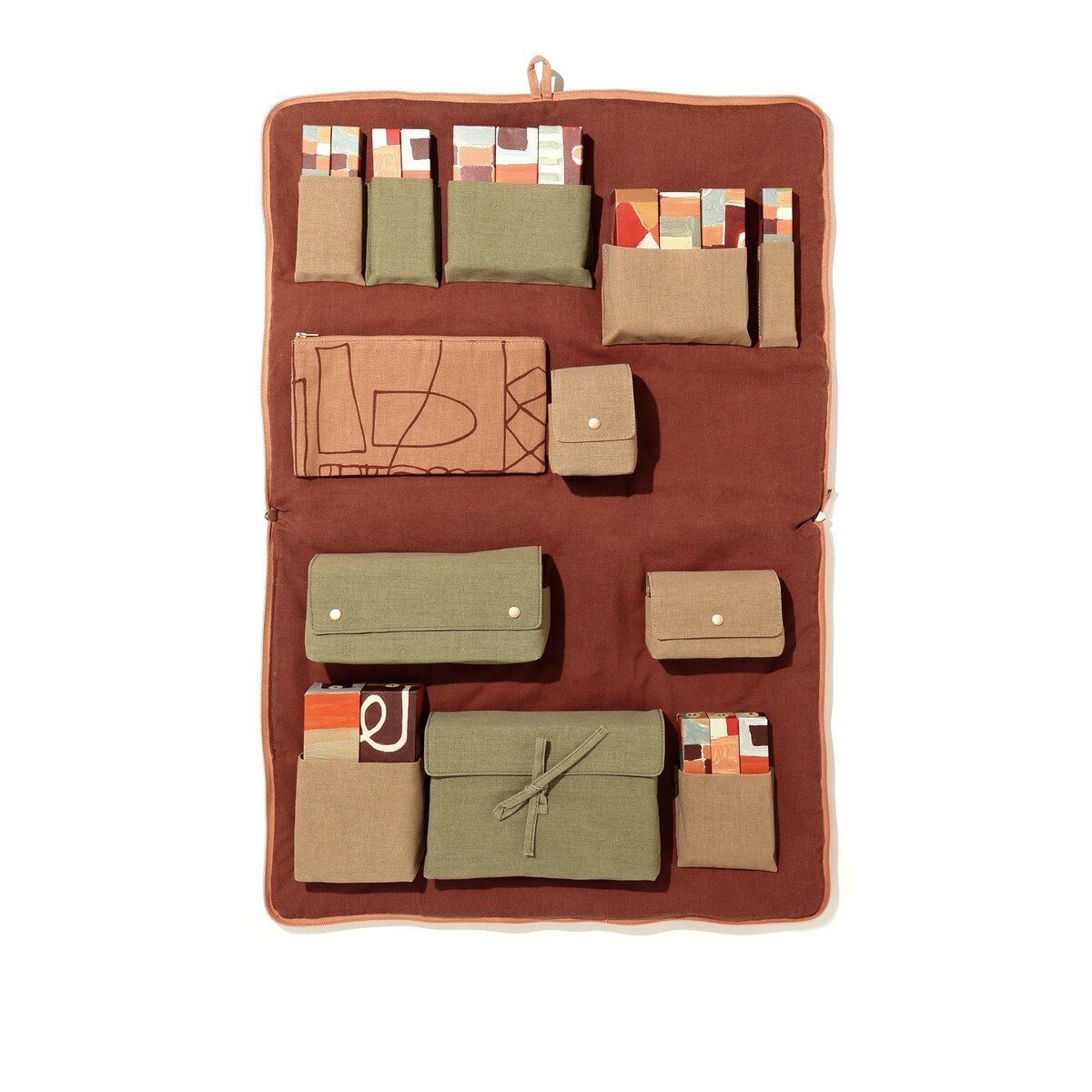 La pochette rose matelassée du calendrier de l’Avent Oh My Cream x LRNCE 2026 ouverte, avec ses petits paquets cadeaux glissés dans les poches