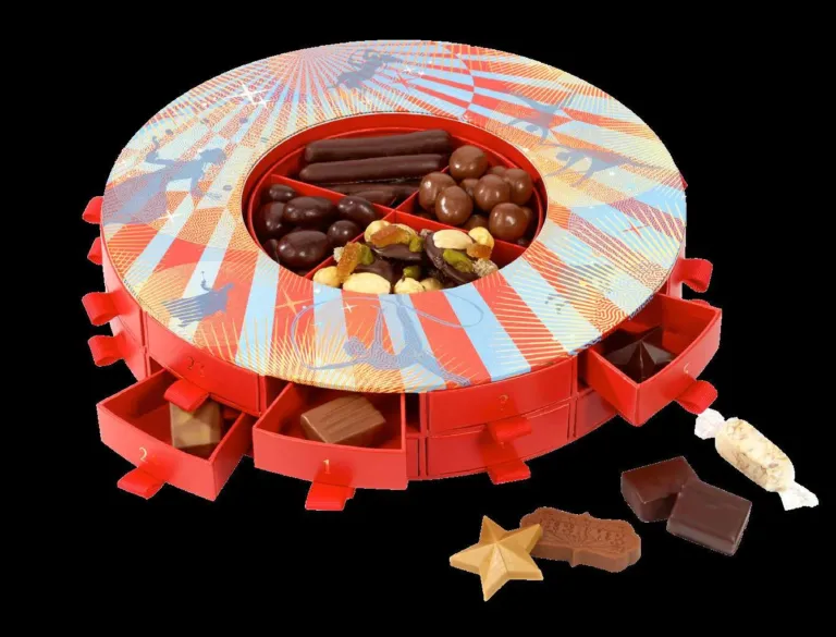 La couronne de l’Avent Pierre Hermé 2026 vue de dessus, chocolats et créations rangés dans le cercle central