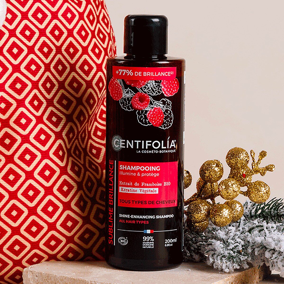 Un shampoing Centifolia aux fruits rouges posé devant la hotte de Noël Prescription Lab