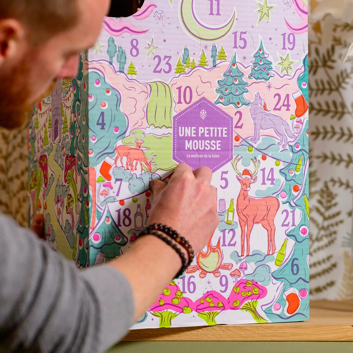 Un homme ouvre une case du calendrier de l’Avent bière Une Petite Mousse 2026