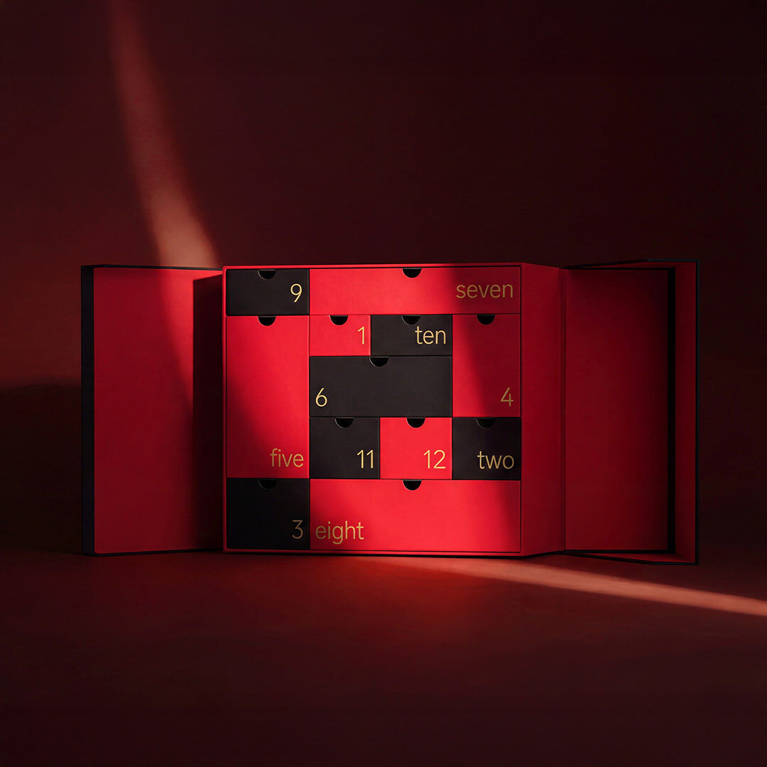 LELO Couples Calendar 12 cases : coffret noir et rouge ouvert