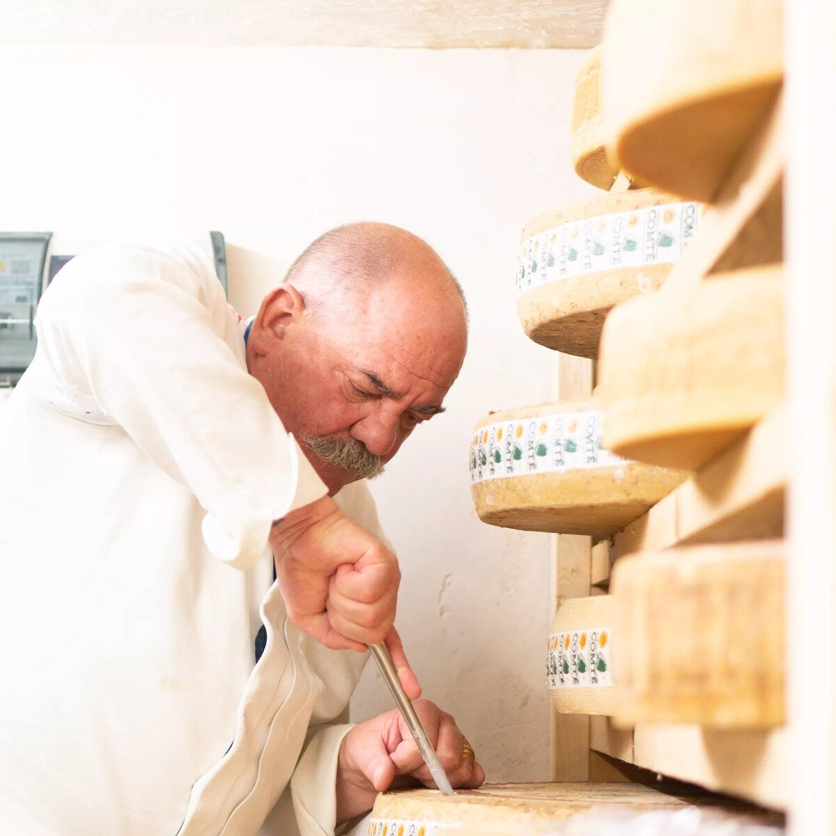 Bernard Mure-Ravaud, fromager Meilleur Ouvrier de France, dans sa cave d’affinage