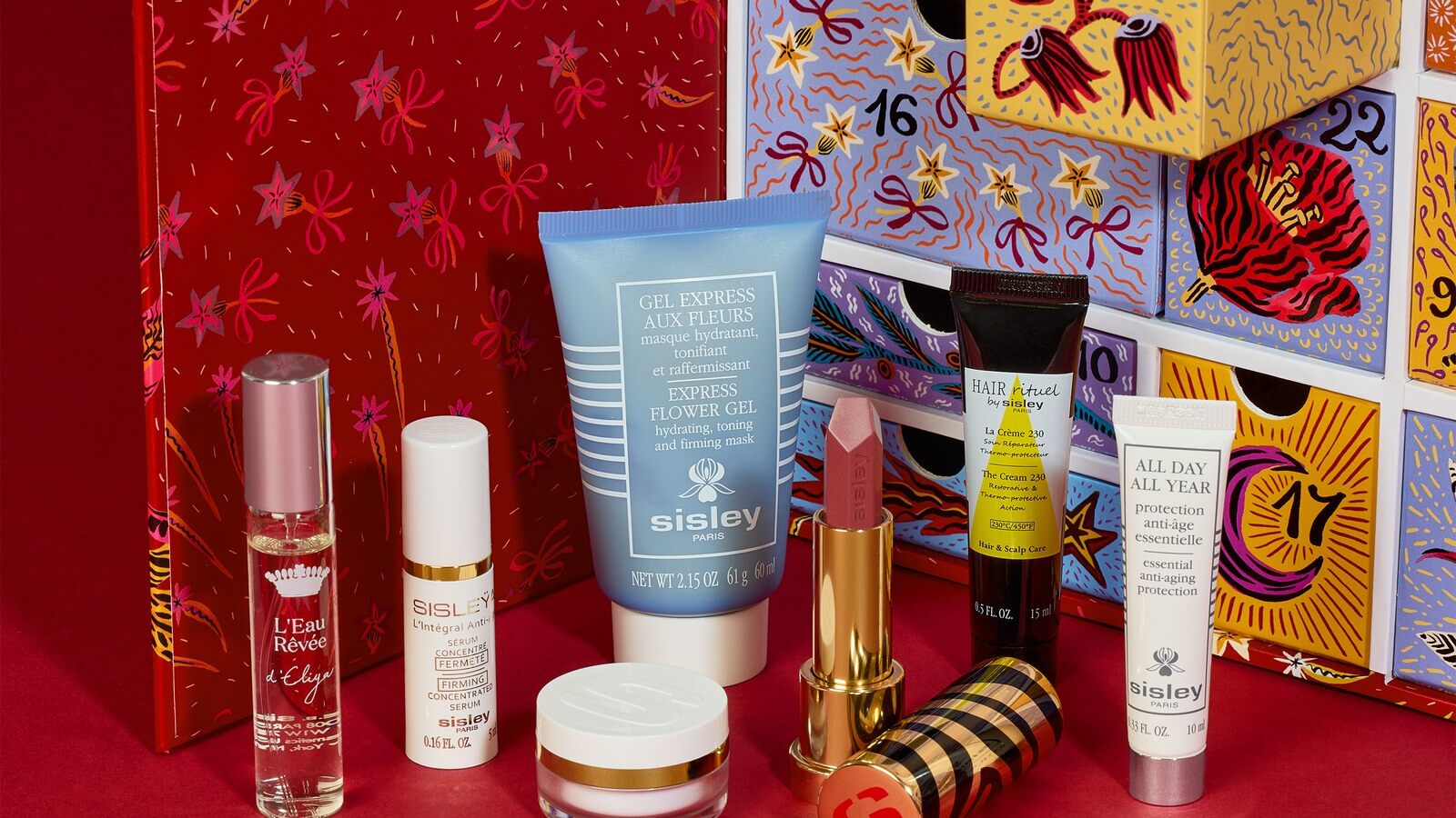 Le calendrier de l’Avent Sisley 2026 illustré entouré de soins et d’un rouge à lèvres Sisley