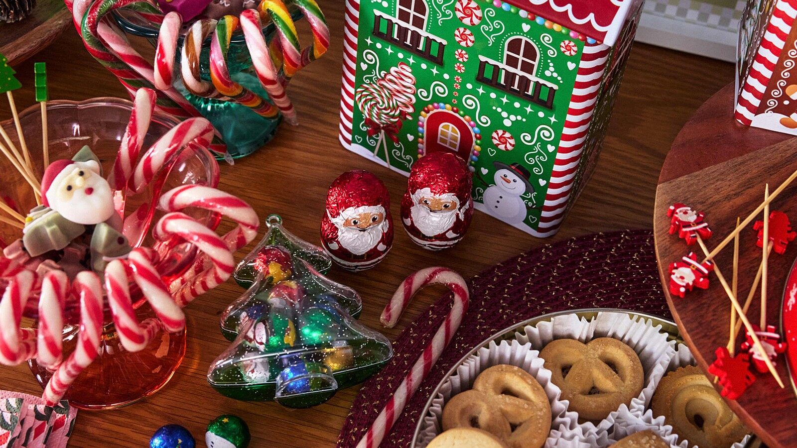 Une table de Noël garnie de sucres d’orge, de biscuits et de chocolats
