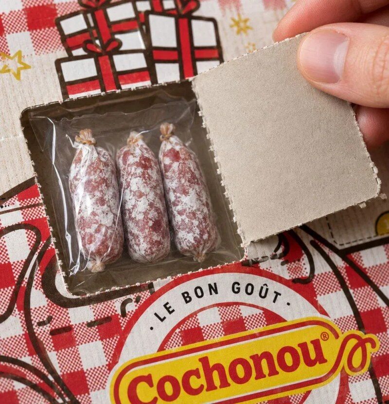 Une case ouverte du calendrier Cochonou, avec trois mini-saucissons Croc’sec sous film