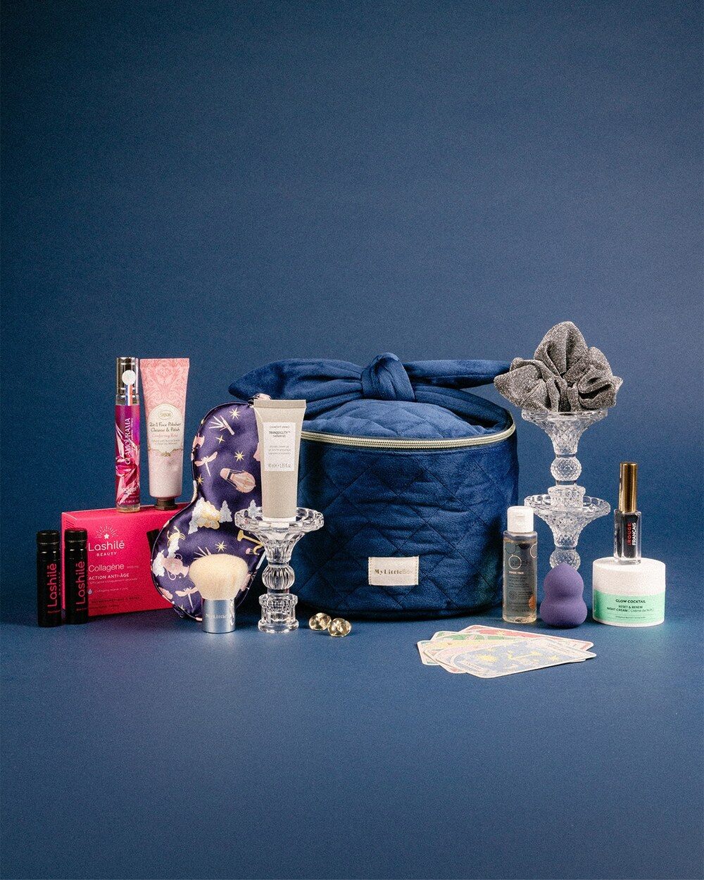 Le Vanity de l’Avent My Little Box 2026 en velours bleu, entouré de produits de beauté et d’accessoires