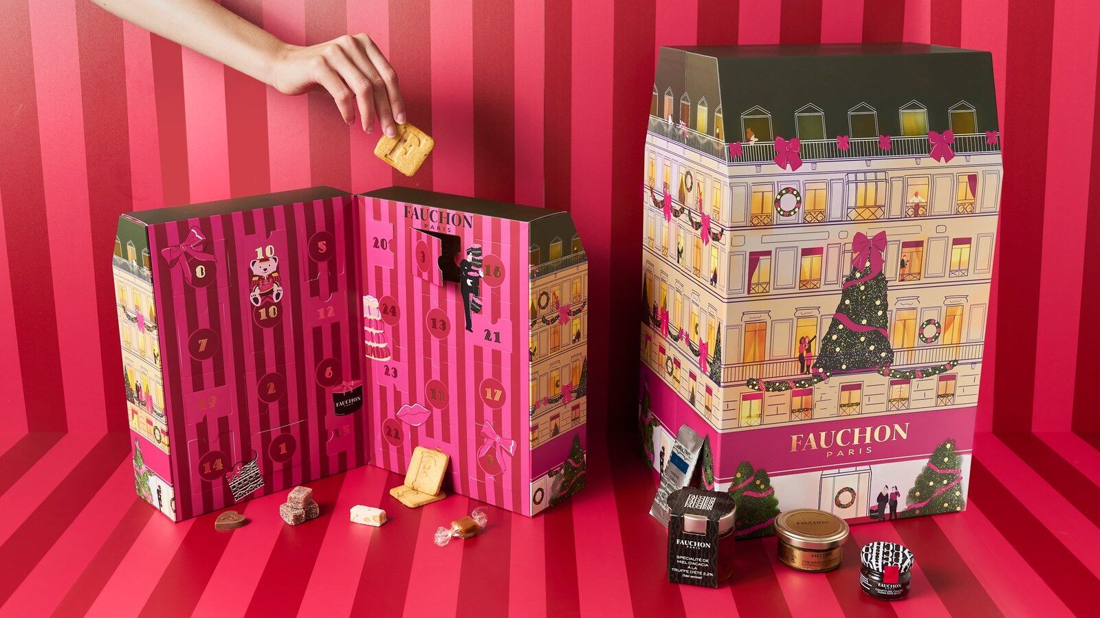 Les deux calendriers de l’Avent Fauchon L’Hôtel Paris 2026 sur un décor rose, avec quelques gourmandises