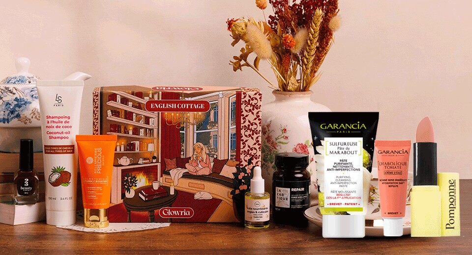 La box Glowria English Cottage entourée de ses produits Garancia, Pomponne et Lazartigue