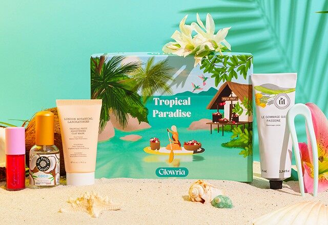 La box Glowria Tropical Paradise sur le sable avec ses produits