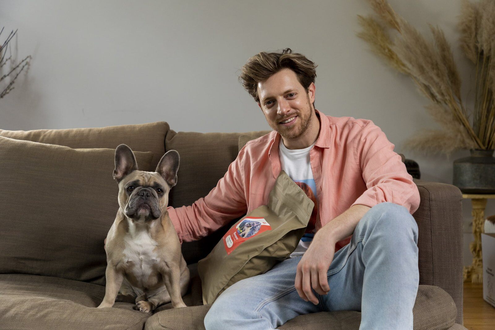 Bouledogue français sur le canapé avec ses croquettes Just Russel