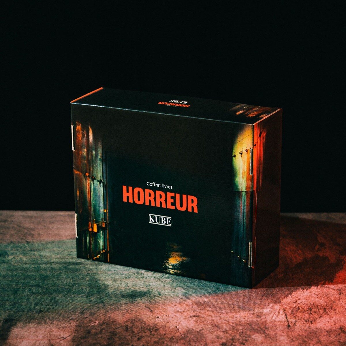 Le Coffret livres Horreur Kube 2026, boîte noire et rouge avec quatre romans et des surprises