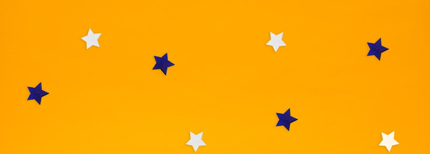 Fond jaune orangé constellé d'étoiles blanches et bleues, univers jeunesse de Kube