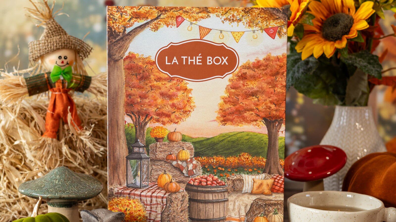 La box La Thé Box d’octobre 2026 « La Ferme des Citrouilles », illustrée de citrouilles et de bottes de foin, dans un décor d’automne