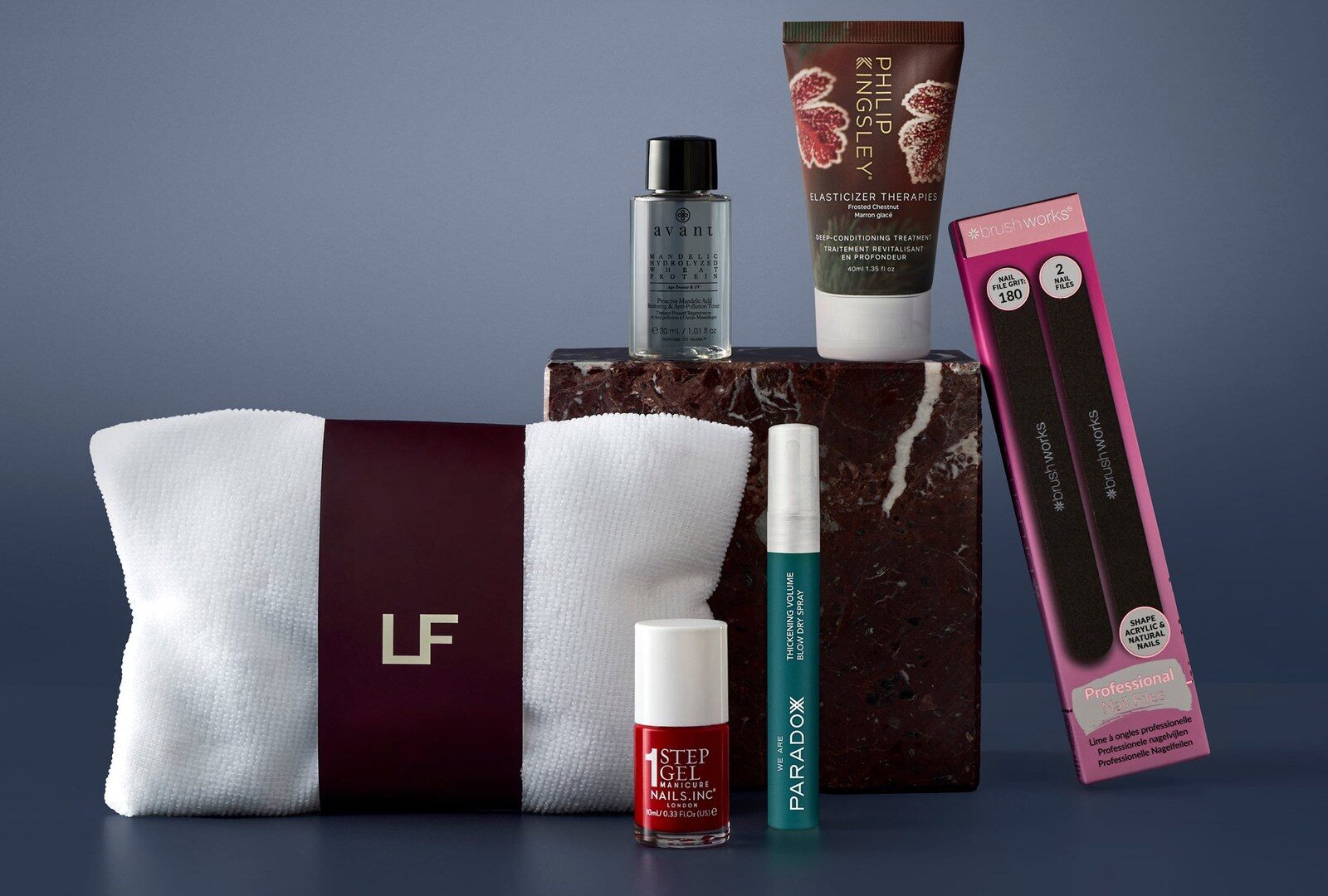 Les six produits de la Beauty Box Lookfantastic d’octobre 2026 : serviette turban, tonique Avant, soin Philip Kingsley, vernis rouge Nails Inc, spray Paradoxx et limes