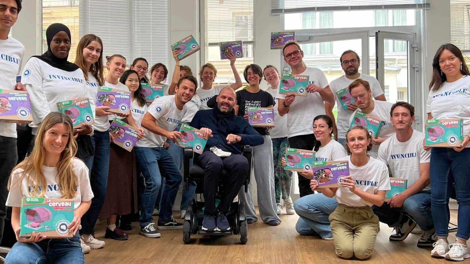 L’équipe Pandacraft et des membres des Invincibles posent avec les kits Le Cerveau d’octobre 2026