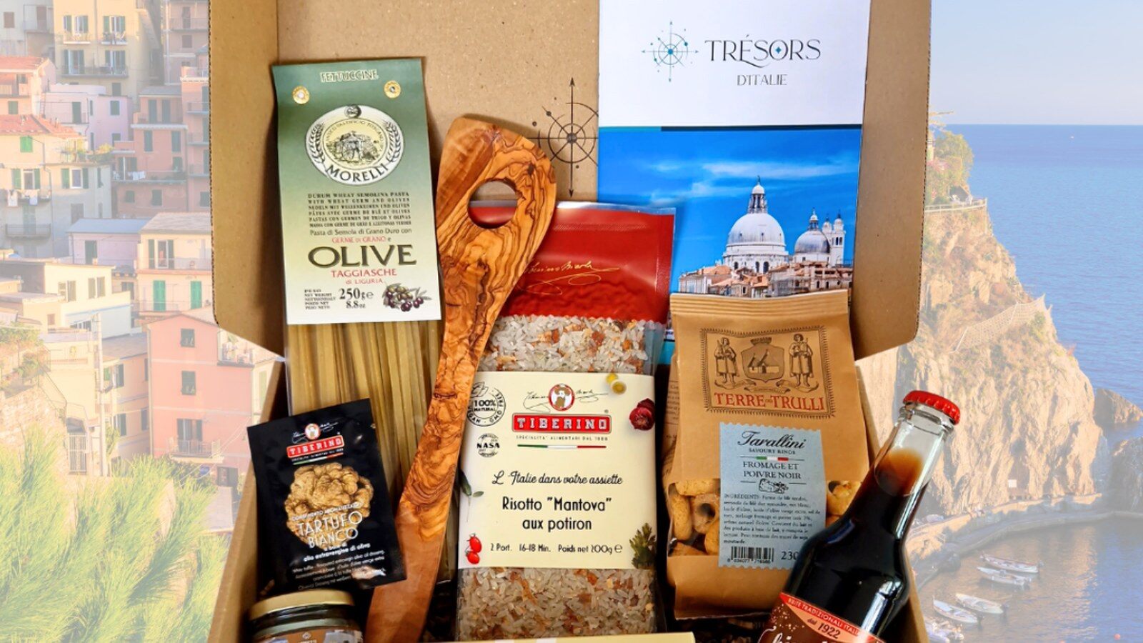 Une box Trésors du Monde ouverte avec des spécialités italiennes, une spatule en bois d’olivier et le magazine Trésors d’Italie