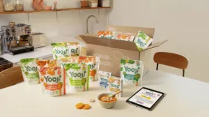 Carton Yooji et purées bébé bio surgelées posés dans une cuisine
